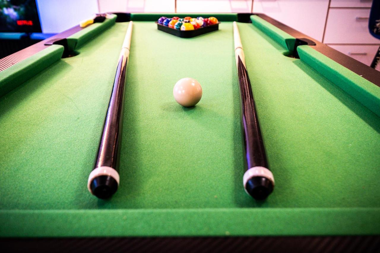 Snooker Table Apartment With 4 Beds And Free Parking コヴェントリー エクステリア 写真