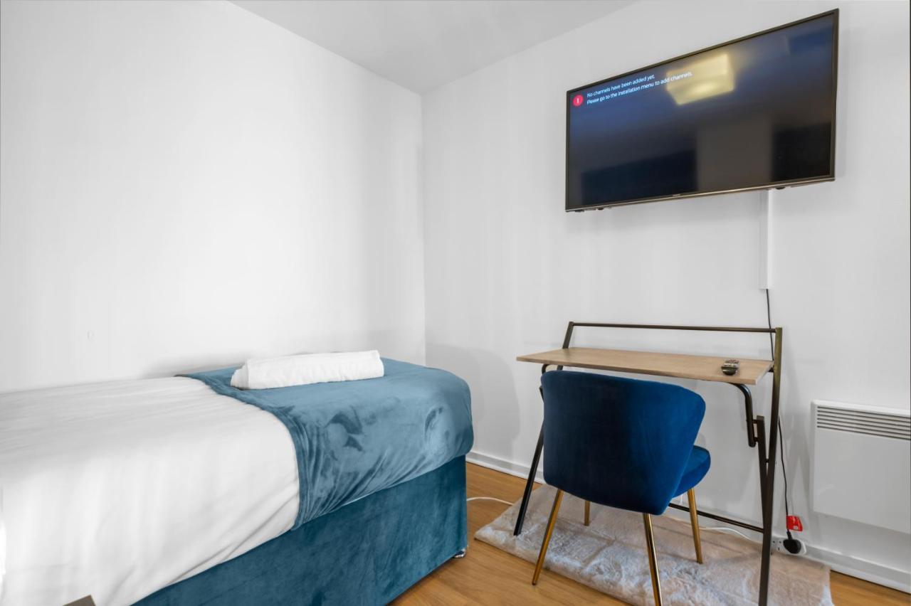 Snooker Table Apartment With 4 Beds And Free Parking コヴェントリー エクステリア 写真